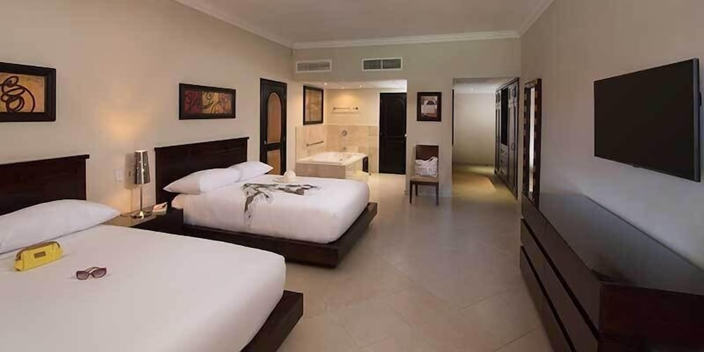 Standard Studio Suite, 2 Queen Beds photo 1