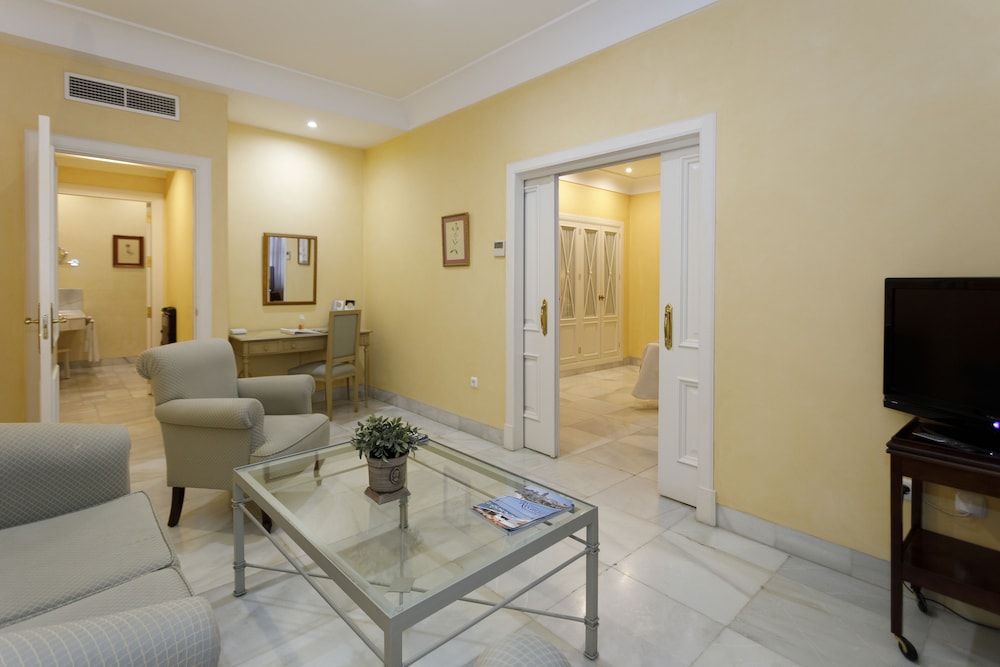 Junior Suite (3 Adults) - Photo 2