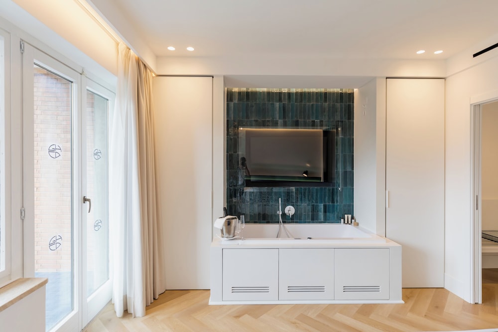 Suite - Photo 9