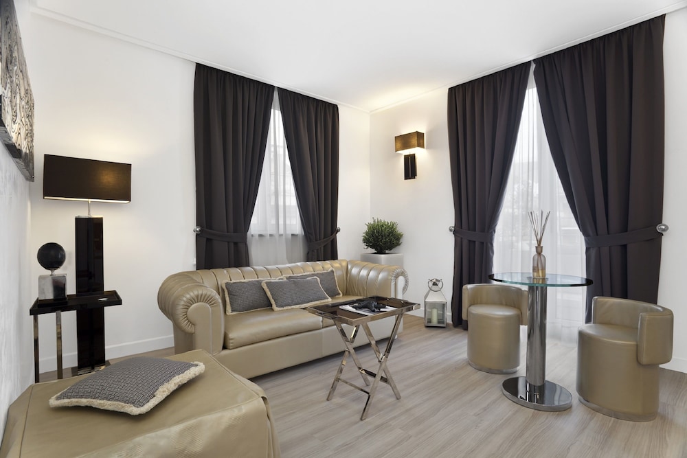 Premium Suite - Photo 1