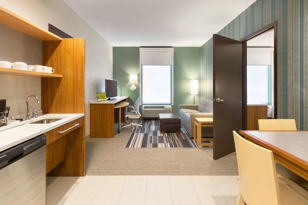 Suite, 1 King Bed, Accessible (Hearing) photo 3