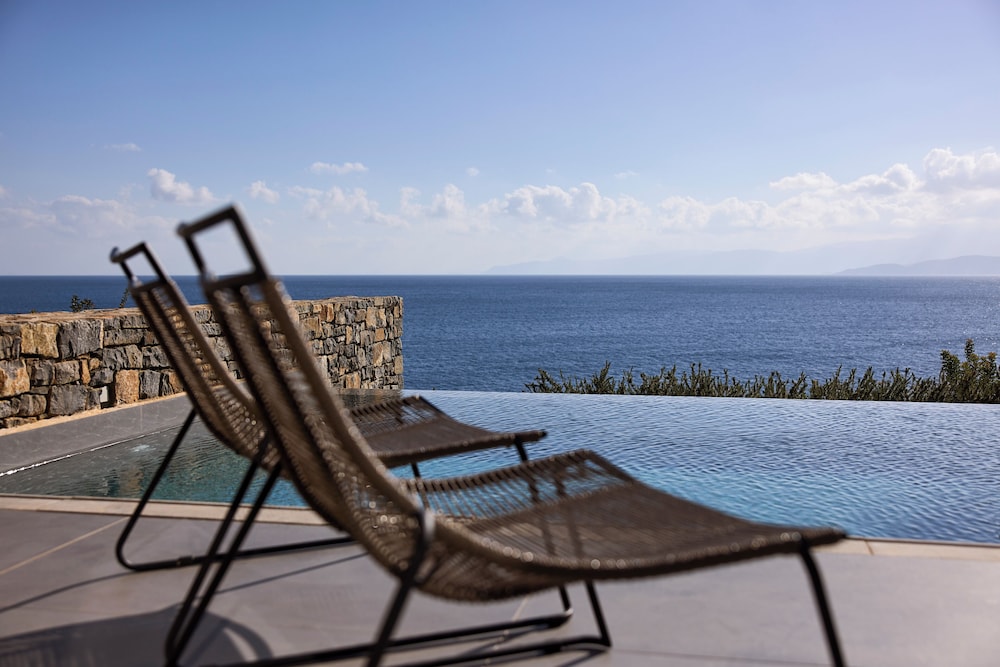 Deep Blue Bungalow Suite with Private Pool, Waterfront