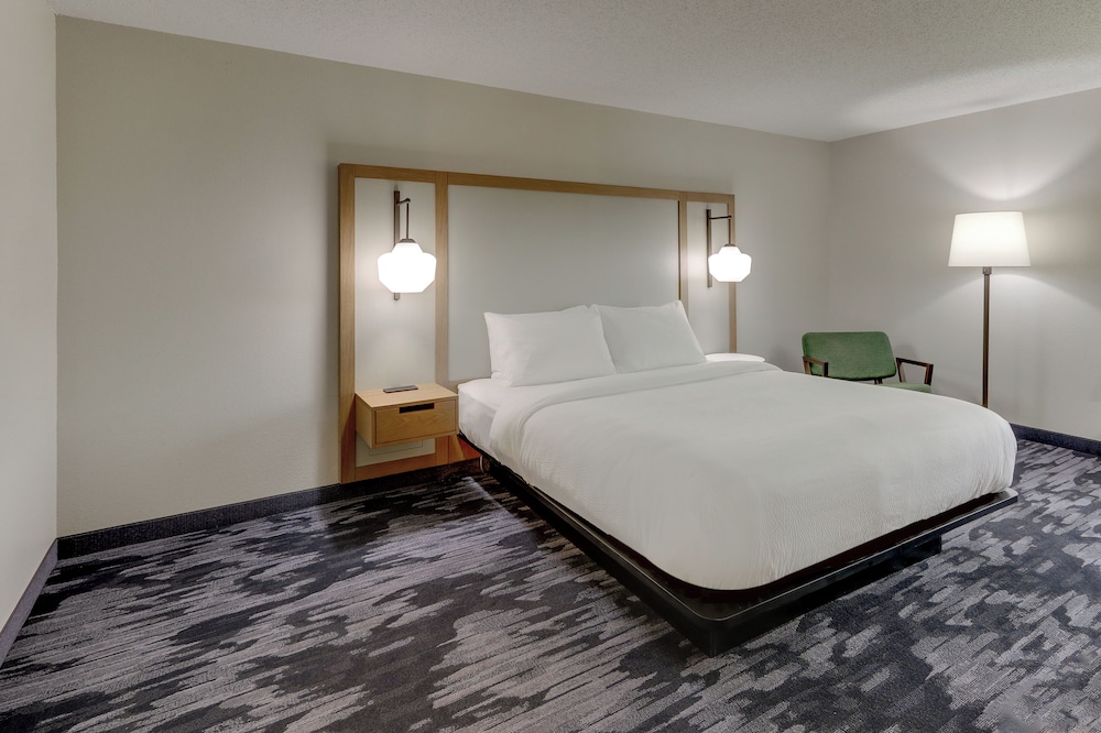 Room, 1 King Bed (Hearing Accessible) - Photo 4