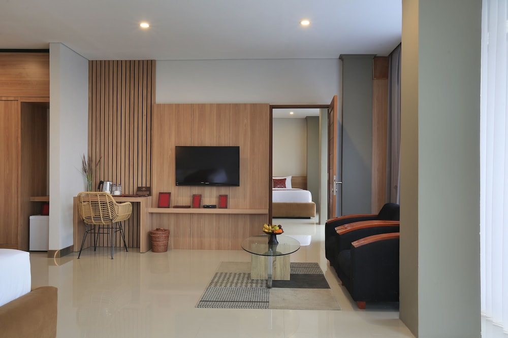 Suite Pool View - Photo 5