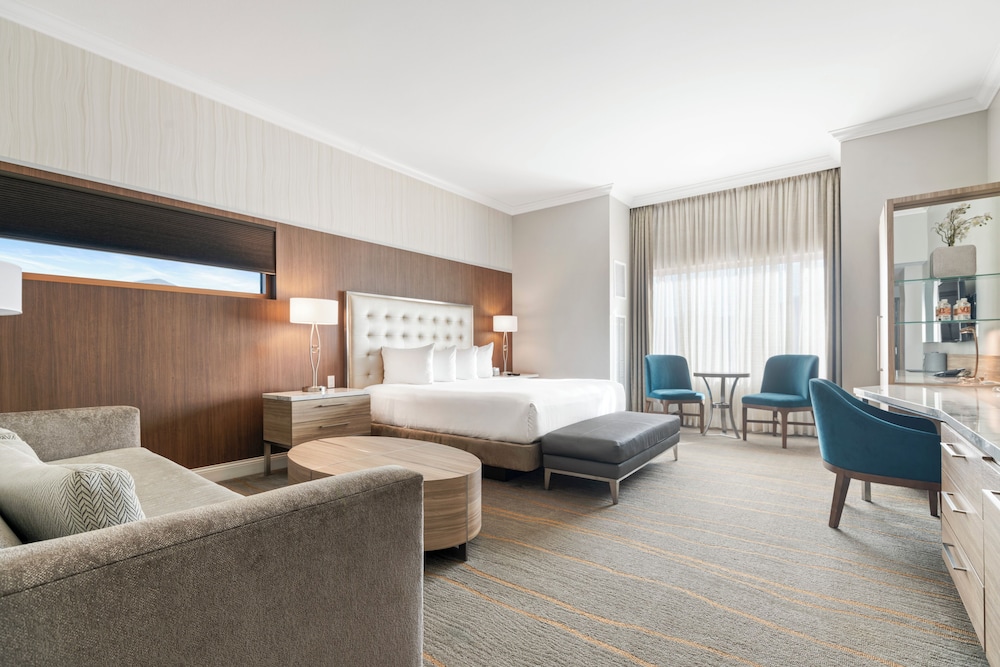 Suite, 1 King Bed, Pool View photo 1