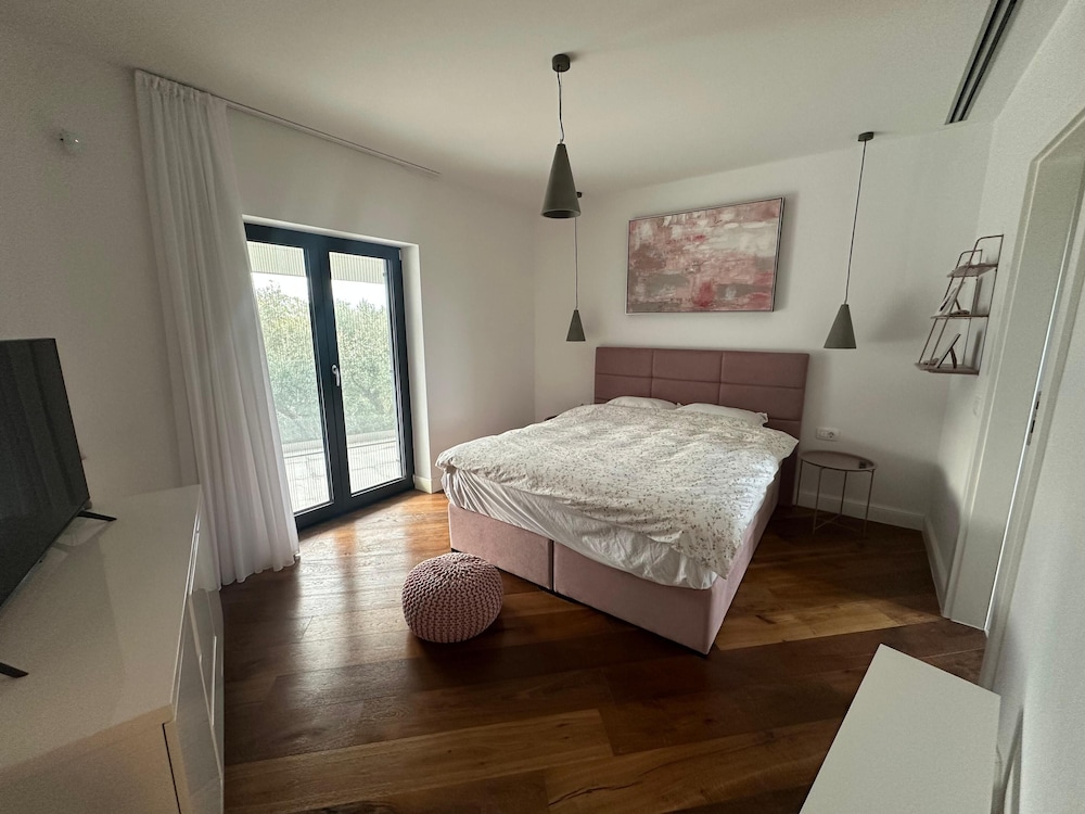 Comfort House, 3 Bedrooms, Poolside