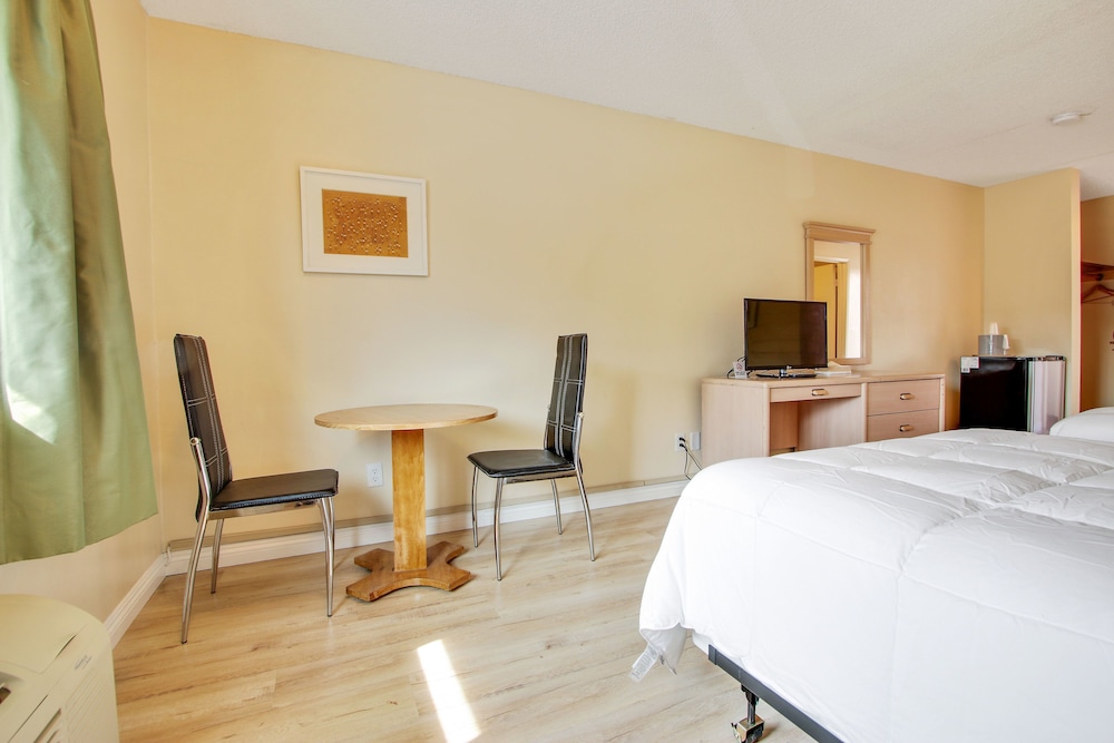 Economy Room, 1 Queen Bed photo 1