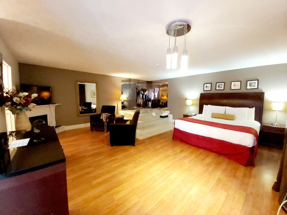 Romantic Room, 1 King Bed, Jetted Tub photo 1