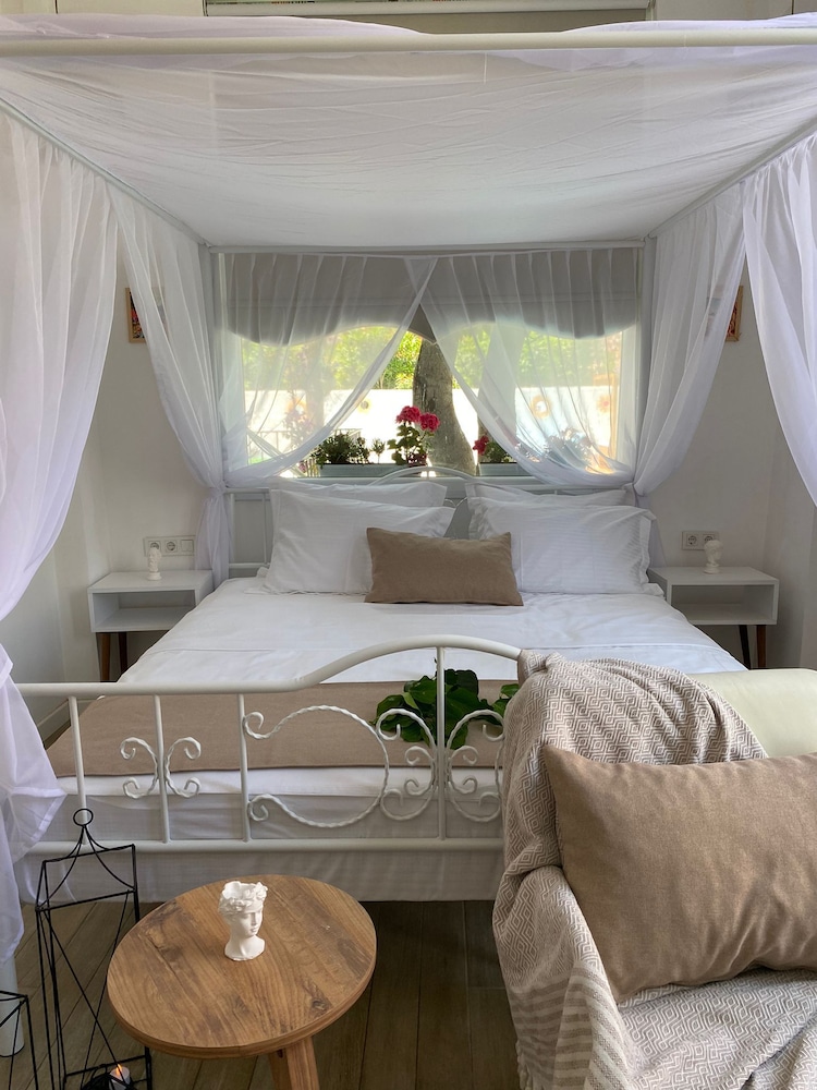 Junior Suite, 1 Queen Bed, Pool View
