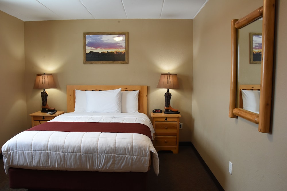 Traditional Room, 2 Queen Beds (Side Building) photo 3