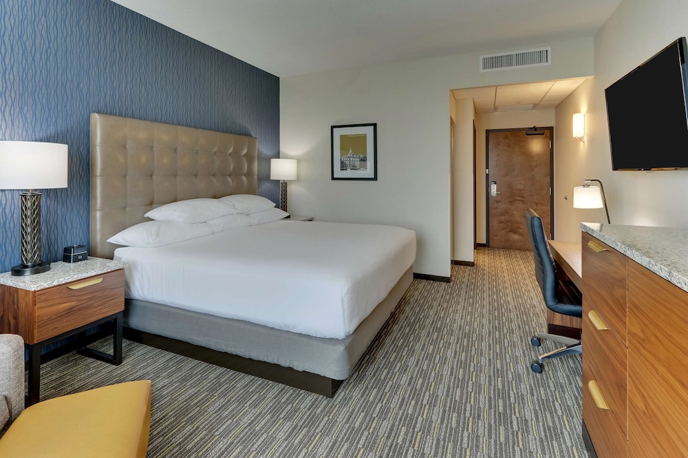 Deluxe Room, 1 King Bed, Refrigerator & Microwave (Upper Floor), photo 6