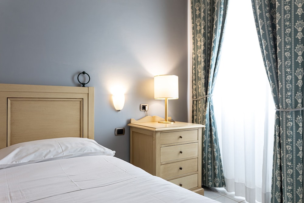 Economy Double Room Single Use - Photo 6