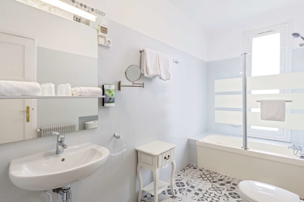 Standard Room, Multiple Beds, Non Smoking, Bathtub - Photo 4