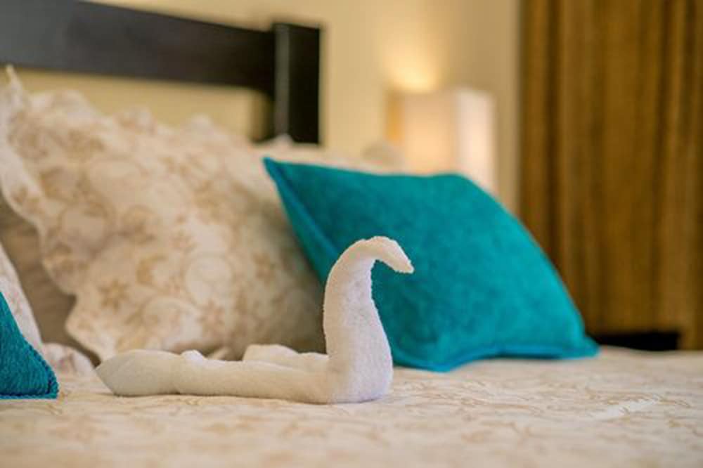 Deluxe Studio Suite, 1 King Bed, Non Smoking photo 2