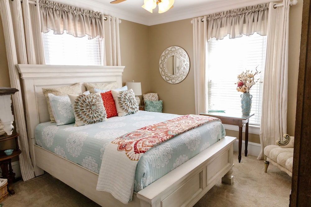 Comfort Single Room, 1 Queen Bed, Ensuite (Georgie Wilson Room) photo 1