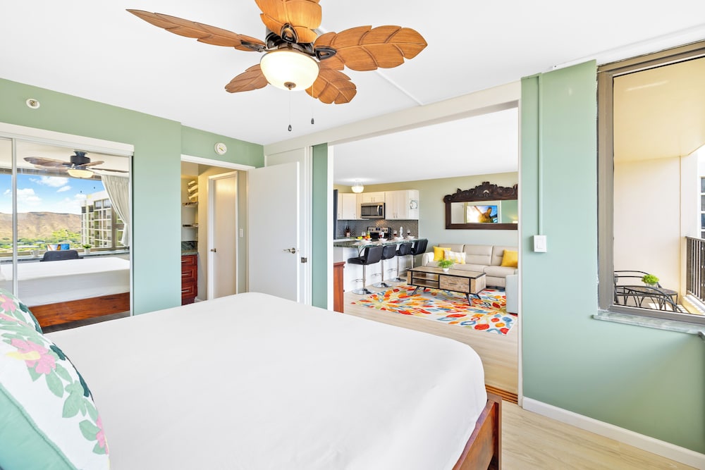 Diamond Head and Ocean views with King Bed and Parking: Condo, 1 Bedroom, Air conditioning, Ocean View (0146) photo