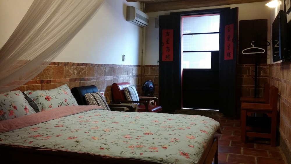 Comfort Quadruple Room, 2 Queen Beds, Ensuite photo 2