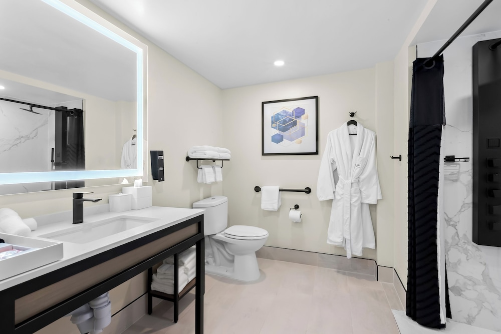 Suite, 2 Queen Beds, Roll-in Shower - Photo 5