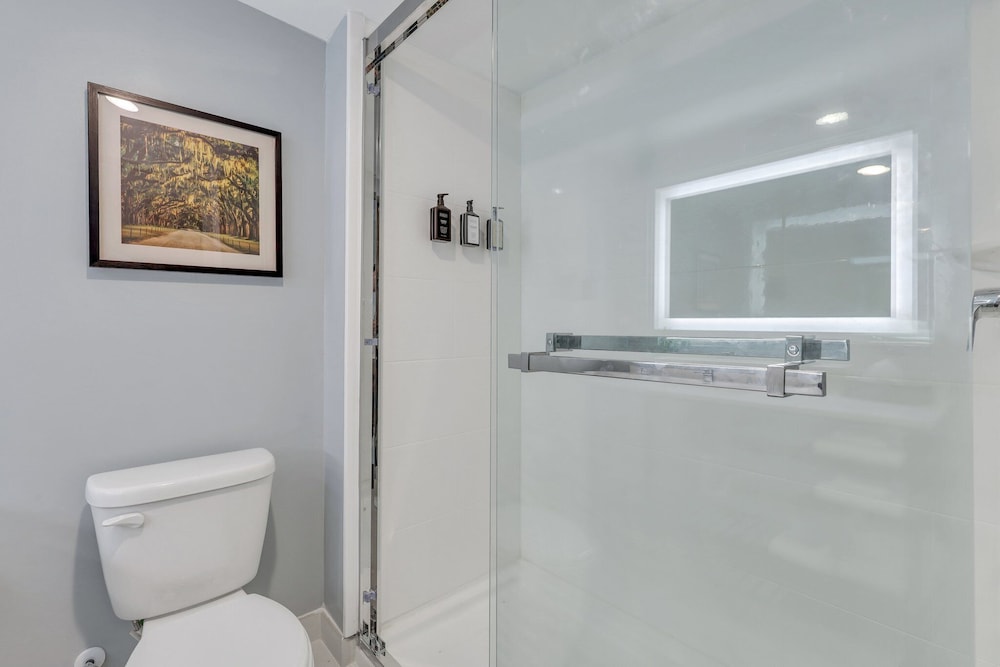 Standard Room, 1 King Bed, Accessible - Photo 7