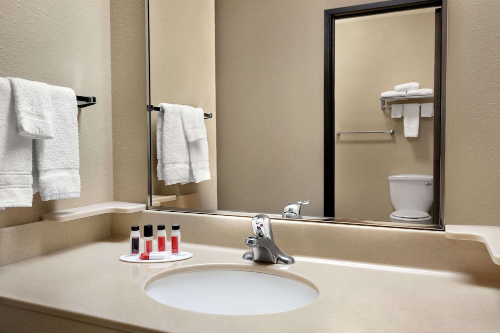 Room, 2 Queen Beds, Accessible, Non Smoking (Roll-In Shower) photo 2