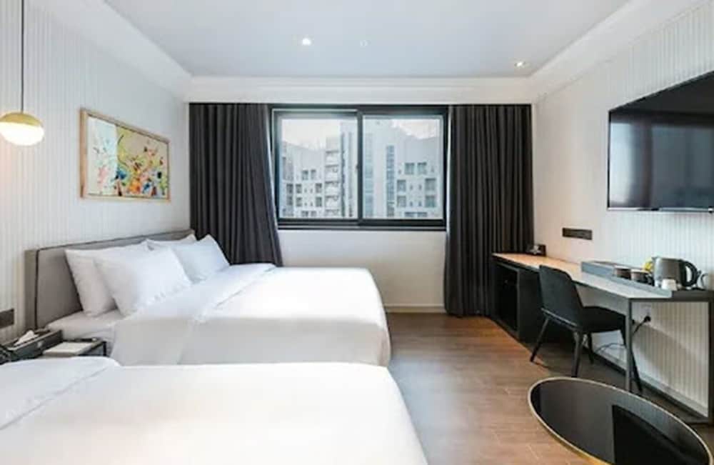 Standard Twin Room, City View - Photo 3
