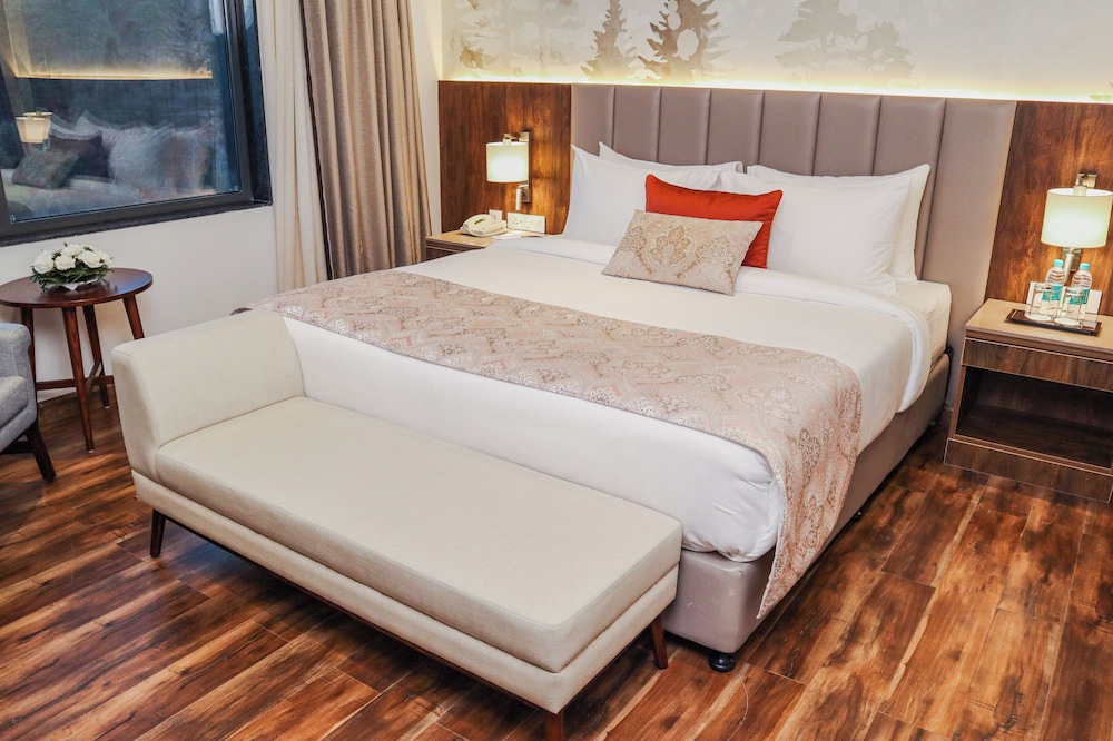 Executive Suite, 1 King Bed, Bathtub, Valley View (Separate Living Room)