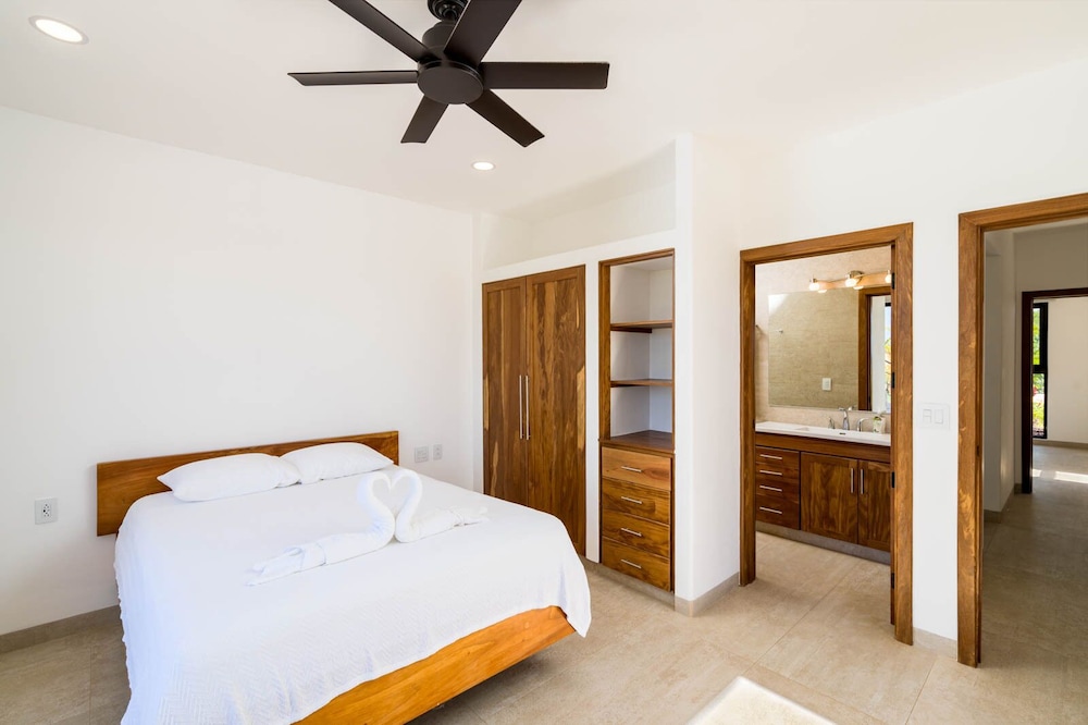 Luxury House, 4 Bedrooms, Beachside photo 3
