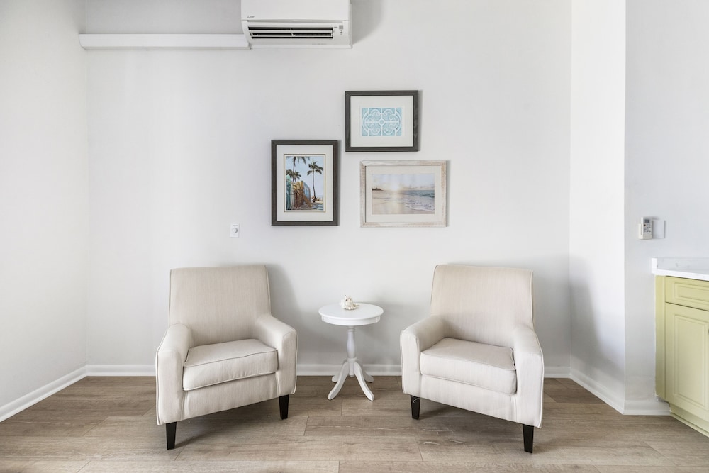 Superior Studio Suite, 1 King Bed, Garden View (Pet Friendly) photo 3