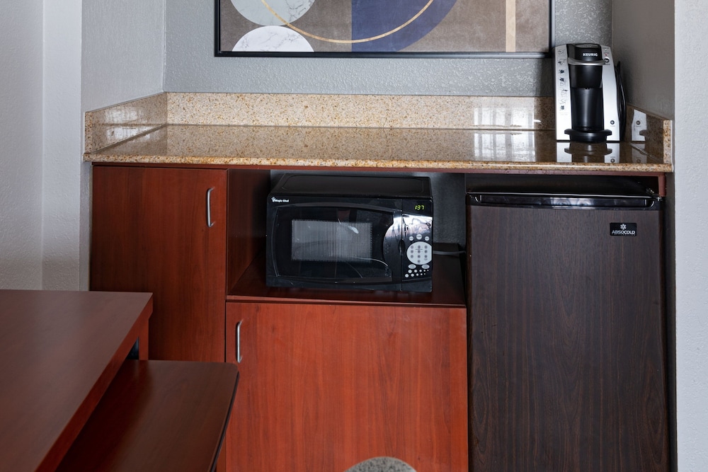 Suite, 1 Bedroom - Photo 2