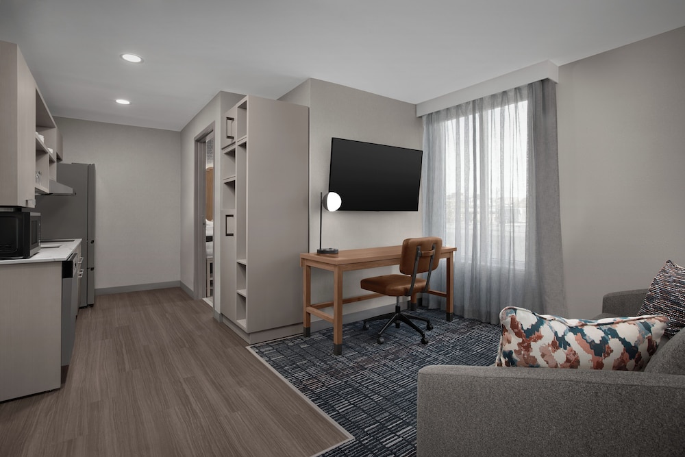 Studio, 1 King Bed (Mobility/Hearing, Roll-In Shower) photo 2