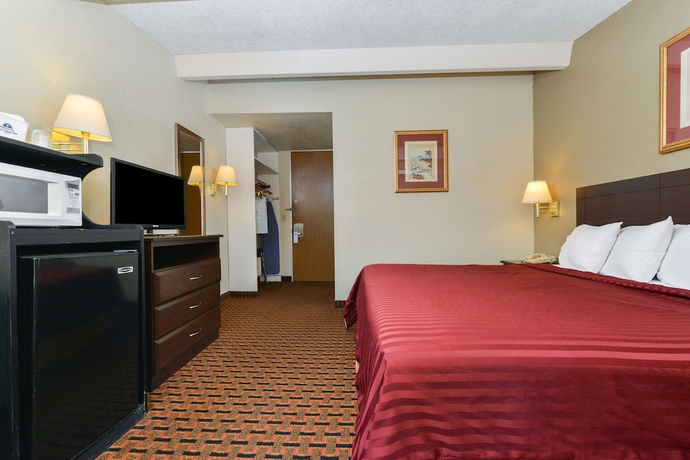 Room, 1 King Bed, Non Smoking - Photo 4
