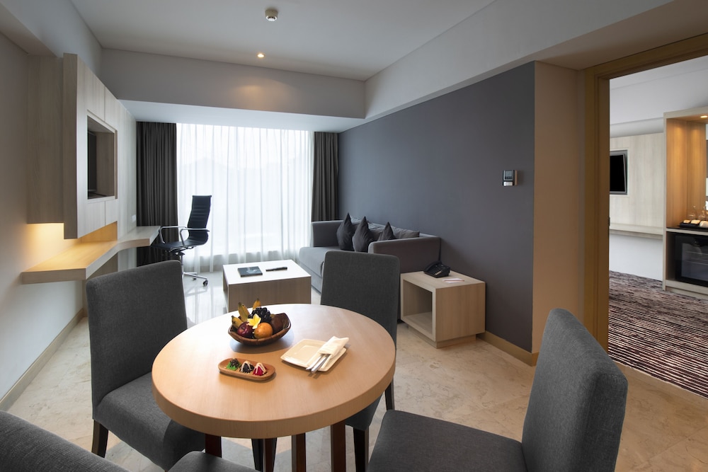 Executive Suite, 1 King Bed - Photo 2