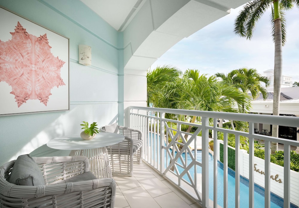 West Bay Honeymoon Club Level Oversized Junior Suite (HG) photo 3