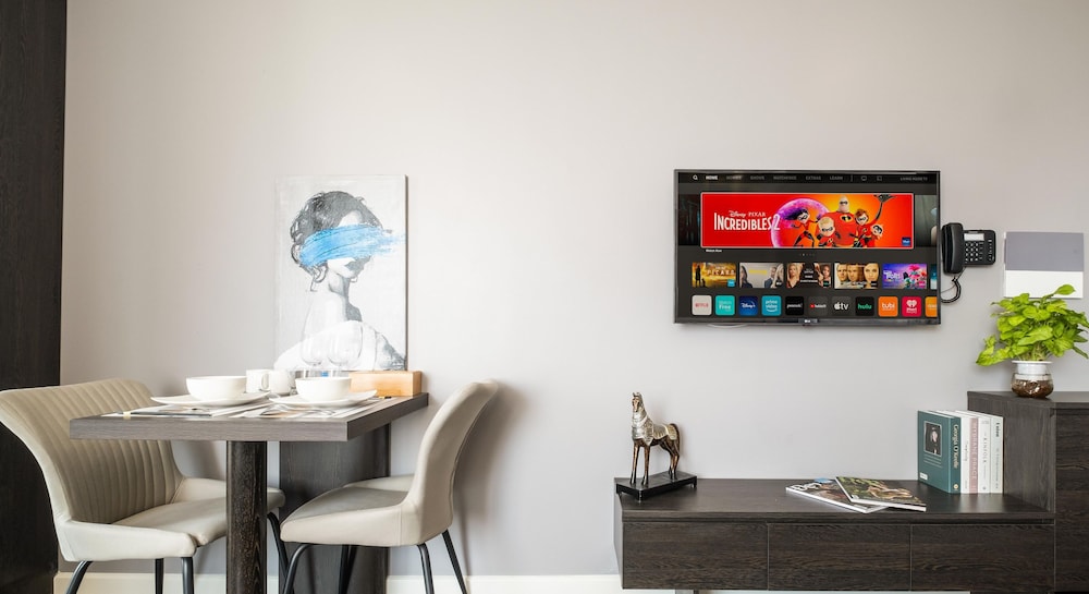 Deluxe King Studio Lake View - Photo 3