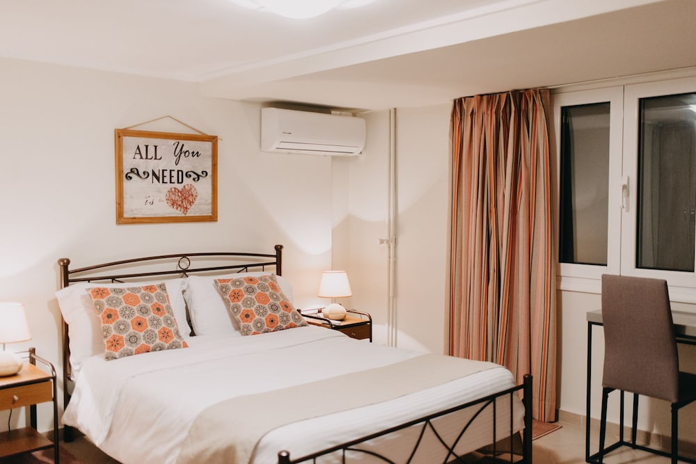 Comfort Suite, 1 Queen Bed, Kitchen, Courtyard View