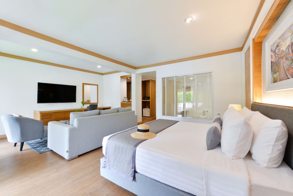 Suite Room King Bed with Living area