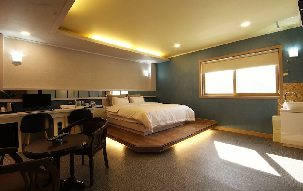 Executive Room (Free Netflix, Styler, Air purifier) photo 3