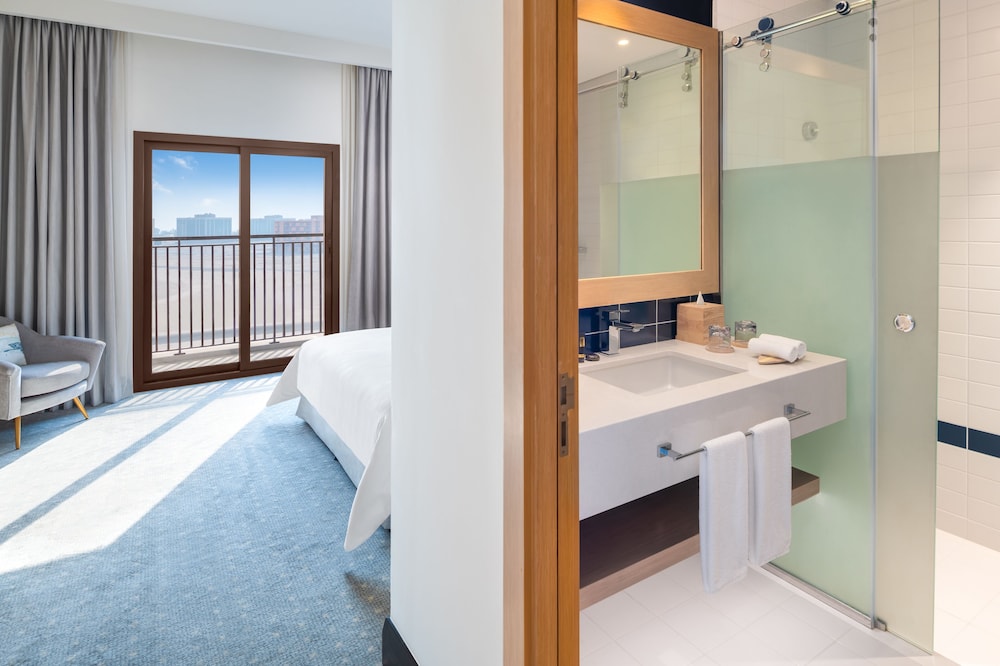 Deluxe Room, 1 King Bed, City View photo 3