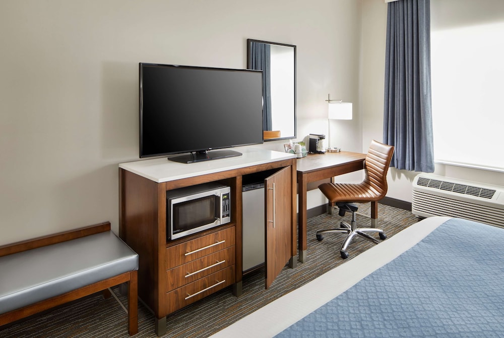Deluxe Room, 1 King Bed, Non Smoking - Photo 2