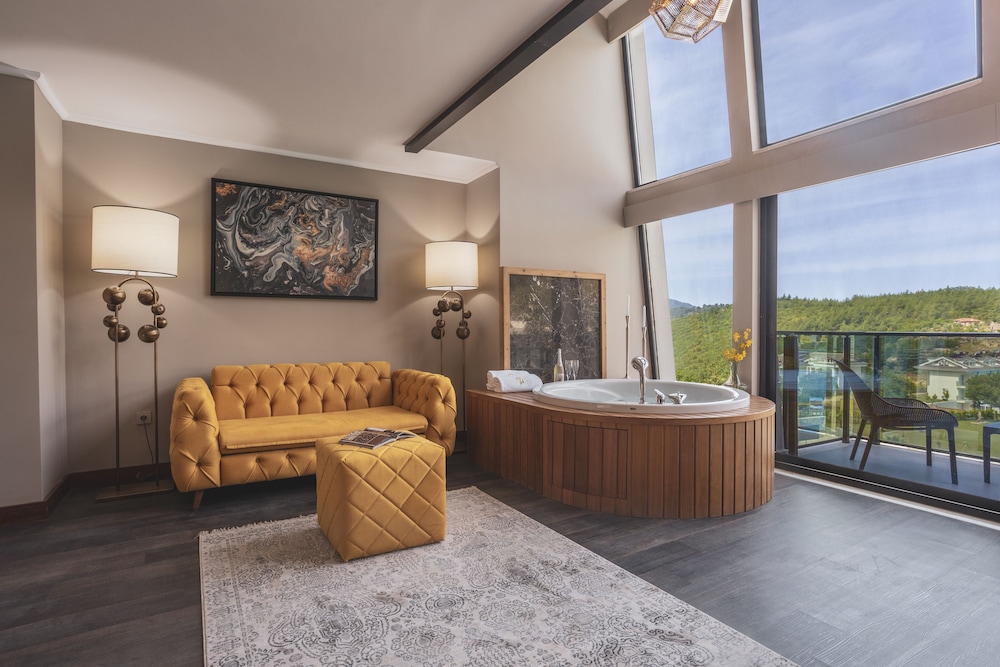Penthouse, Pool View - Photo 2