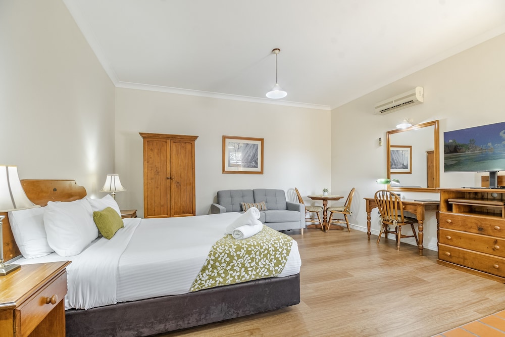 Deluxe Room, 1 King Bed, Non Smoking, Bathtub