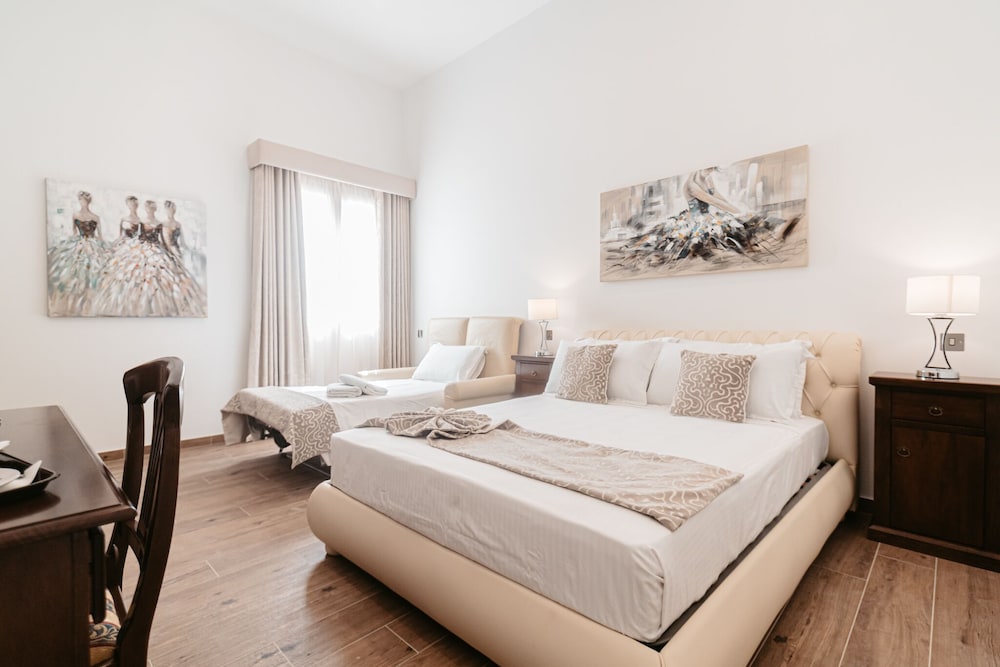 Suite, Annex Building (Violetta)