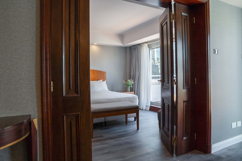 Suite, 1 King Bed, Balcony, Corner
