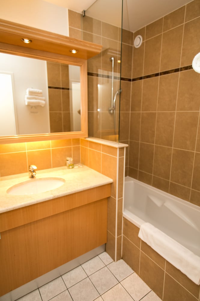 Superior Twin Room Shower - Photo 4