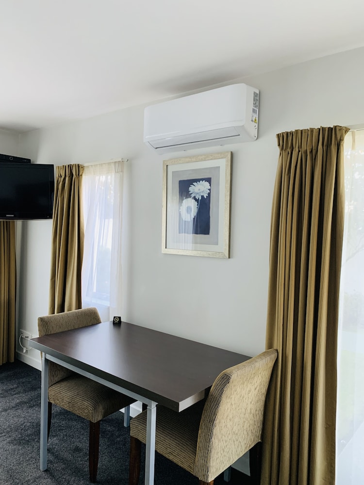 One Bedroom Suite with Spa Bath photo 3