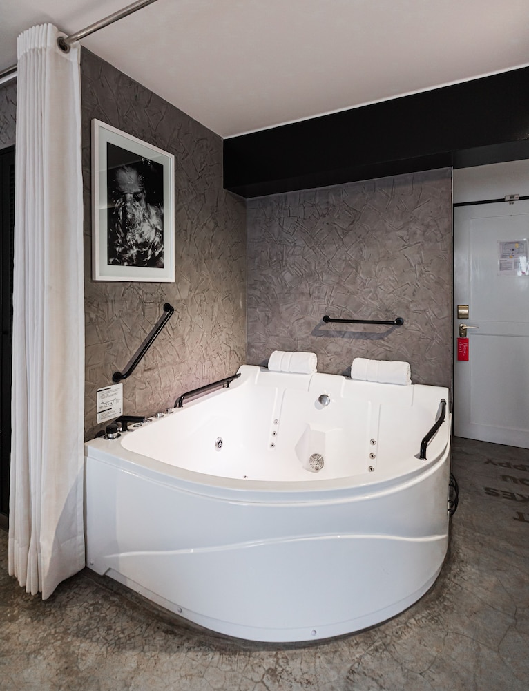 Room (Cosmopolitan) photo 2