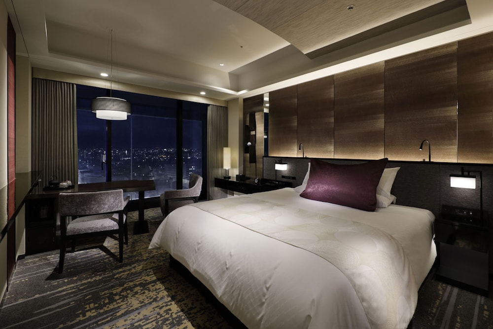 Non Smoking, 1 King Bed, Granvia Deluxe Room with Club Lounge Access - Photo 1