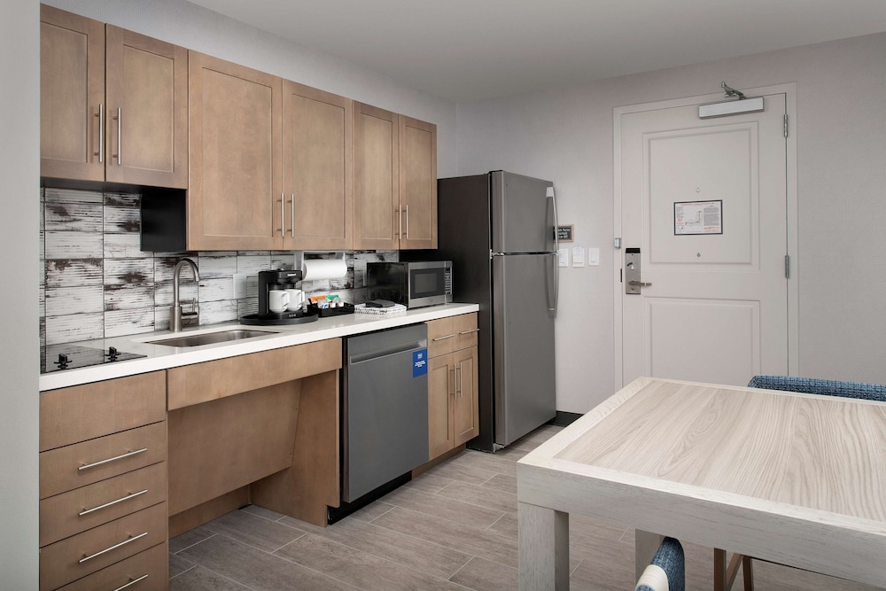 Room, 1 King Bed, Accessible (Mobility/Hearing, Roll In Shower) - Photo 4