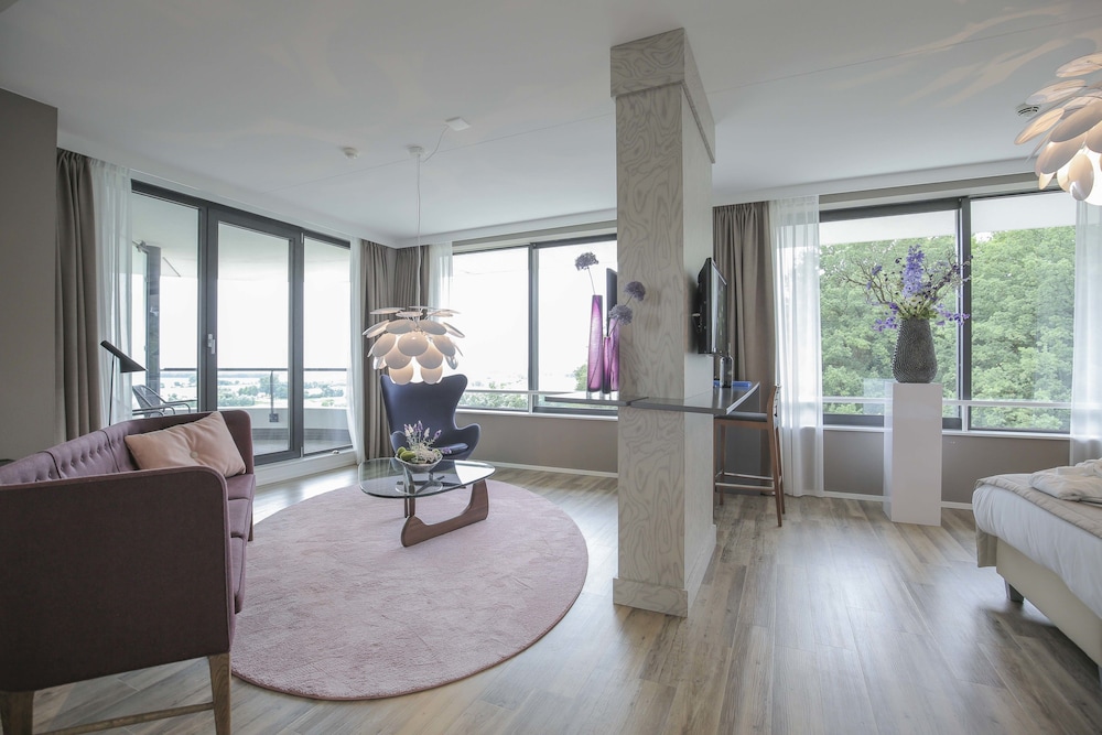 Deluxe Suite, Balcony, River View - Photo 4