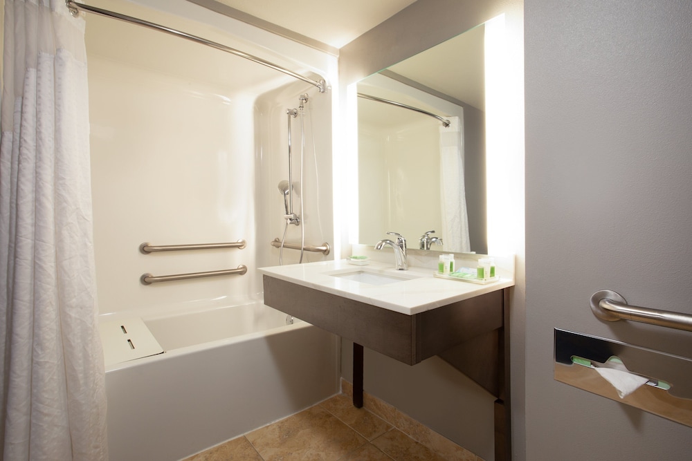 Suite, 1 King Bed, Accessible Bathtub (Communications) - Photo 5